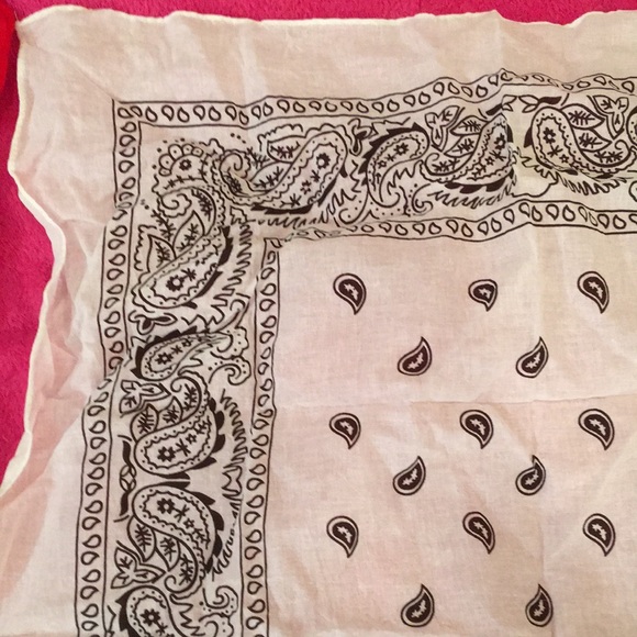 Stylish Red and White Bandana Set - Picture 14 of 16